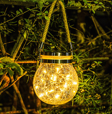 מאַכן גוט נוצן פון זונ - פּאַוערד לאמפן צו שאַפֿן אַ וואַרעם און היימיש אַטמאָספער אויף דער באַלקאָן.