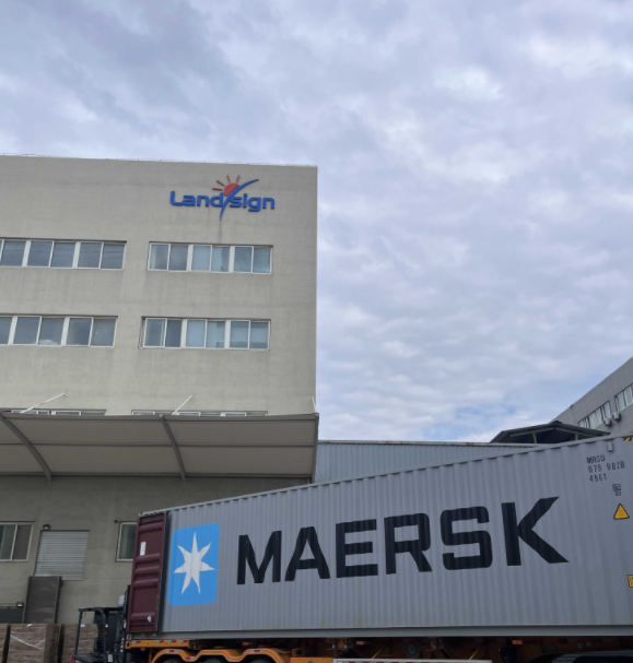 לאָודינג און טראַנספּאָרט פון קאַנטיינערז אין פרי מאָרגן אין לאַנדסיגן